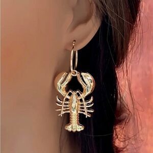 🦞 Betsey Johnson shiny goldtone lobster dangle earrings 🦞